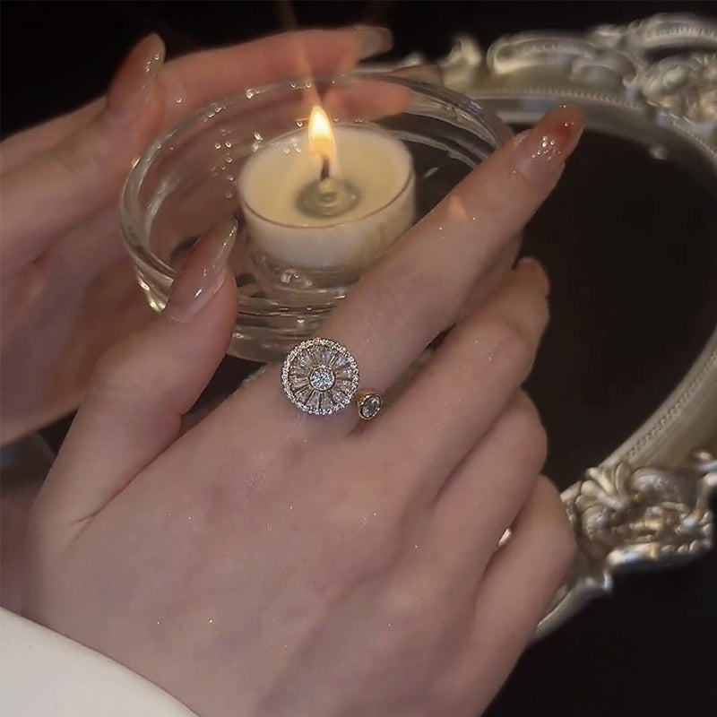 Delicate Luxurious Round Zircon Ring